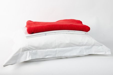 Linen Set With Red Cellular Blanket